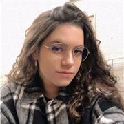 Soy graduada en filología hispánica y tengo un alto nivel de inglés